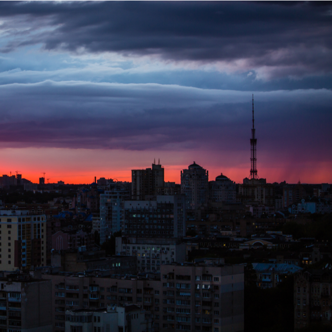 Skyline von Kiew im Dunkeln