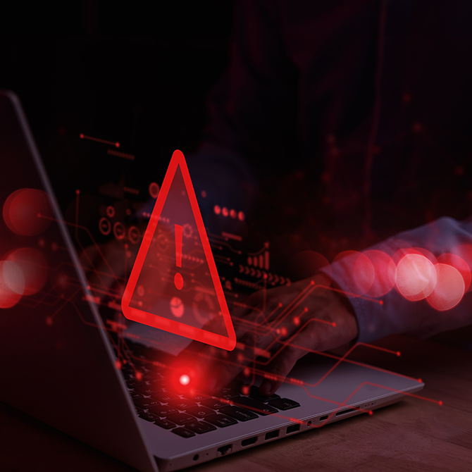 Laptop mit rotem Warndreieck, schwebend über der Tastatur